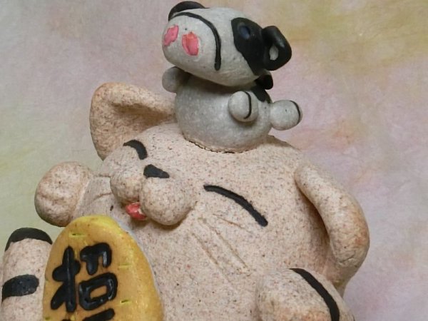 画像2: 牛さんを抱いた招き猫 (2)