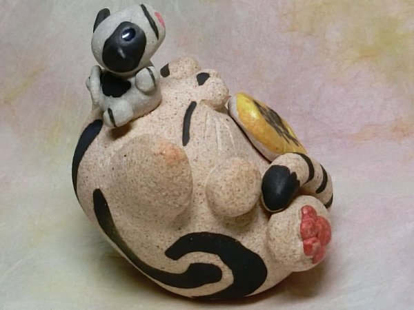 画像5: 牛さんを抱いた招き猫 (5)