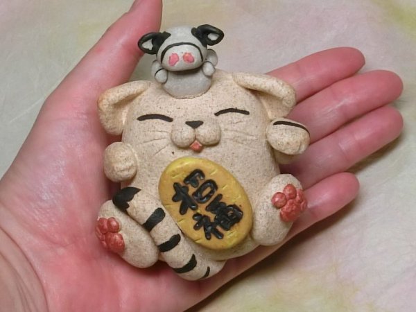 画像6: 牛さんを抱いた招き猫 (6)