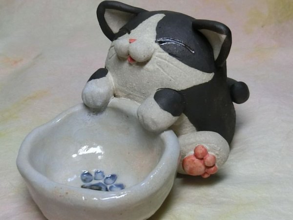 画像2: お皿を持ったにゃんこ (2)