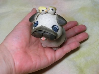 画像3: 小鳥を乗せたパグさん