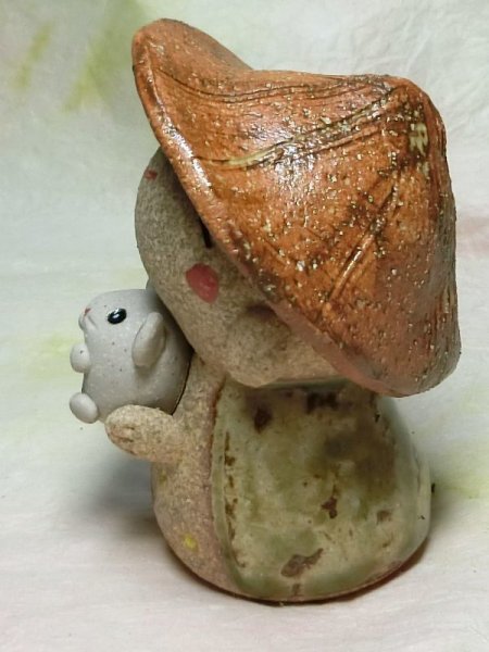 画像2: 幸せねずみ抱き笠地蔵（小） (2)