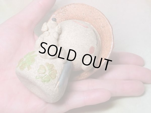 画像5: 幸せダックス抱き笠地蔵（茶小） (5)